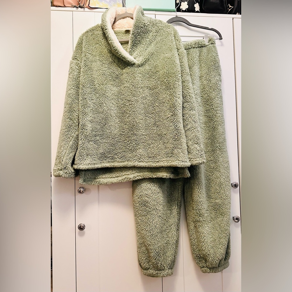 Green and Cream Fluffy Fleece Lounge Pajama Outfit Two Piece Sz LG NEW!
